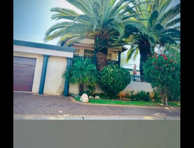 4 BEDROOM HOUSE FOR SALE IN LENASIA EXT 8